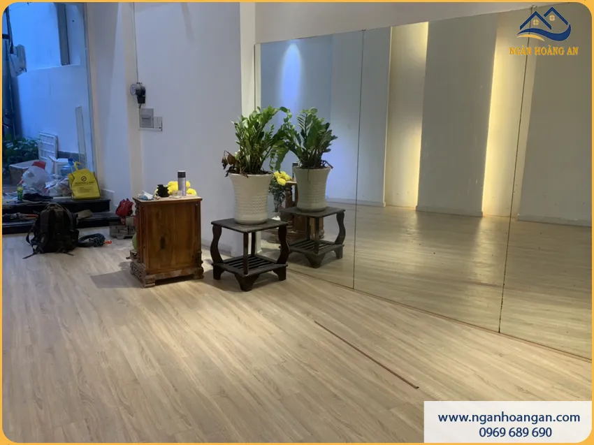 Phòng Khách Lát Sàn Gỗ Công Nghiệp Dễ Bảo Dưỡng