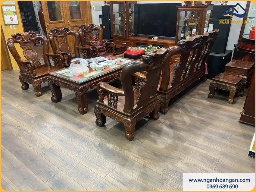 Phòng Khách Lát Sàn Gỗ Công Nghiệp Giảm Trơn Trượt