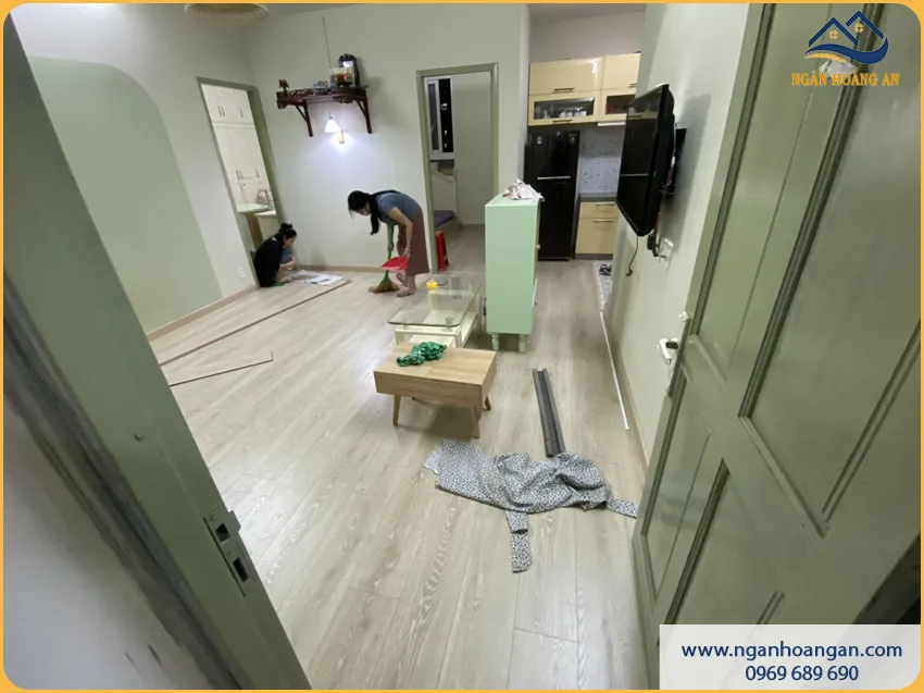 Phòng Khách Lát Sàn Gỗ Công Nghiệp Hạn Chế Bám Bụi