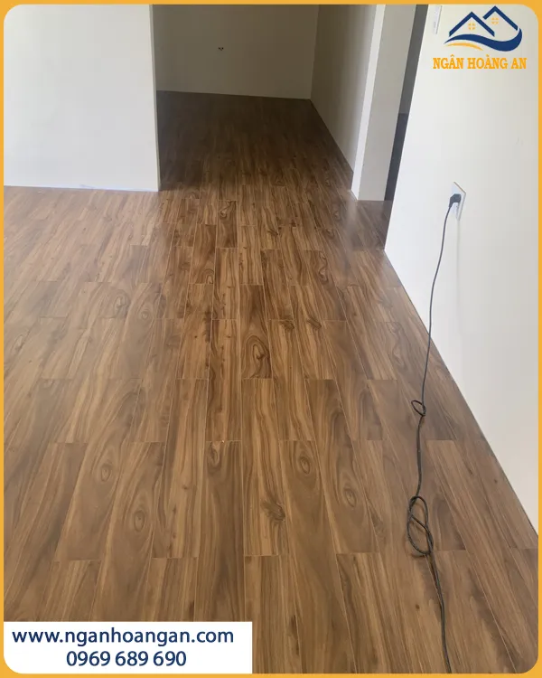 Phòng Ngủ Lát Sàn Gỗ Công Nghiệp Tạo Cảm Giác Êm Chân