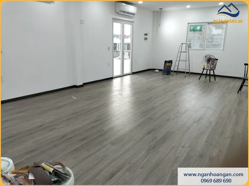 Phòng Khách Lát Sàn Gỗ Công Nghiệp Tạo Cảm Giác Êm Chân