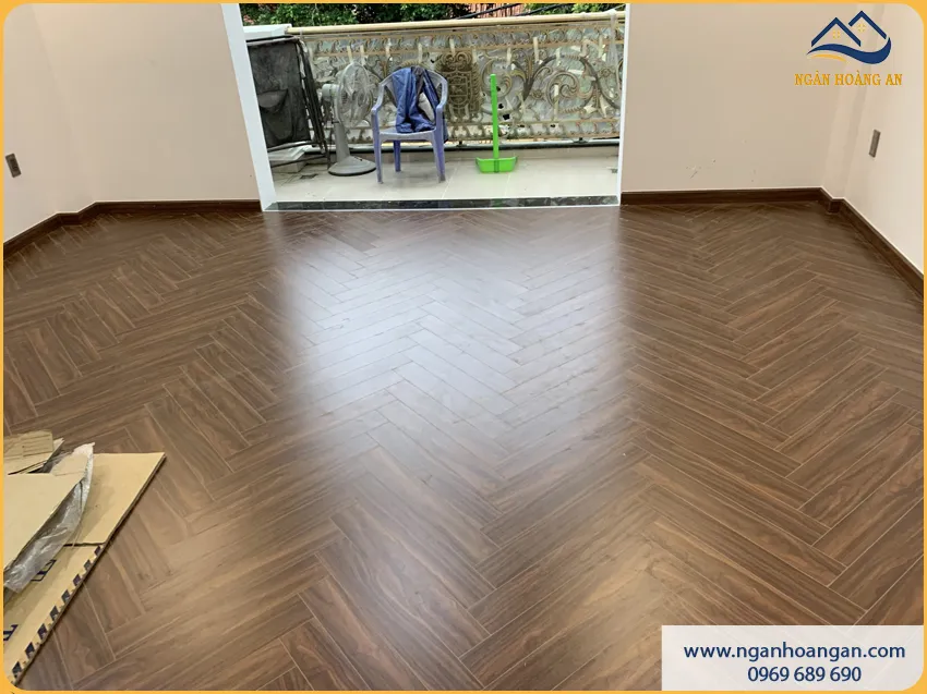 Phòng Khách Lát Sàn Gỗ Xương Cá Ấm Cúng