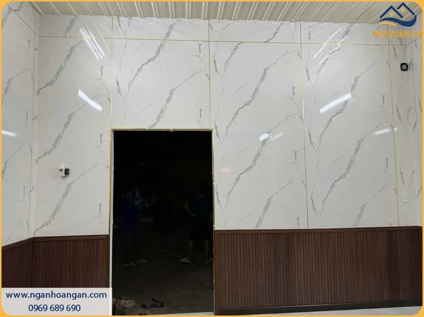 Thi Công Ốp Tường PVC Giả Đá Kosmos Kết Hợp Lam Sóng iWood Sự Kết Hợp Độc Đáo