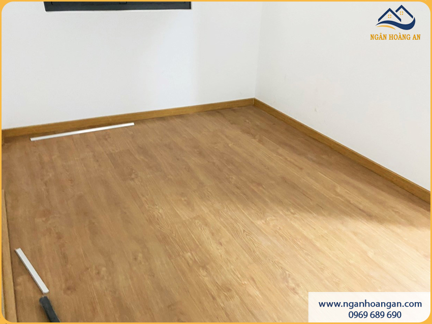 Phòng Ngủ Lát Sàn Gỗ Công Nghiệp Ấm Cúng