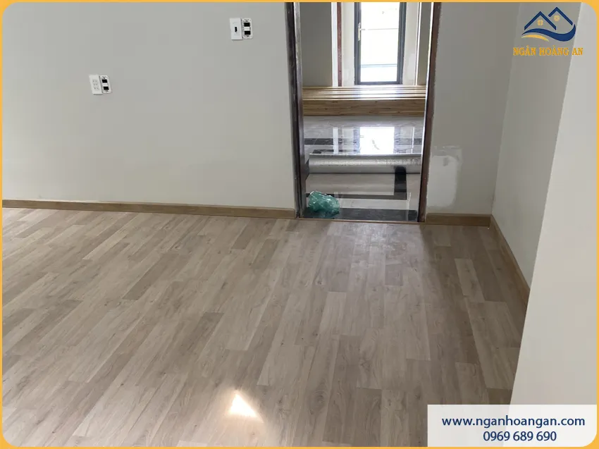 Phòng Ngủ Lát Sàn Gỗ Công Nghiệp Dễ Lau Chùi Hằng Ngày