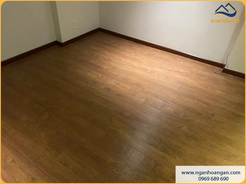 Phòng Ngủ Lát Sàn Gỗ Công Nghiệp Giảm Trơn Trượt