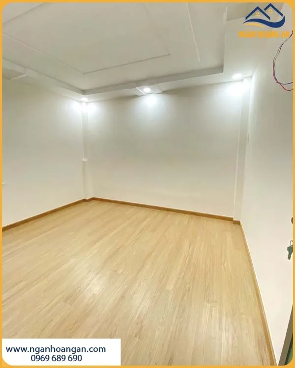 Phòng Ngủ Lát Sàn Nhựa Dán Keo Tạo Cảm Giác Êm Chân
