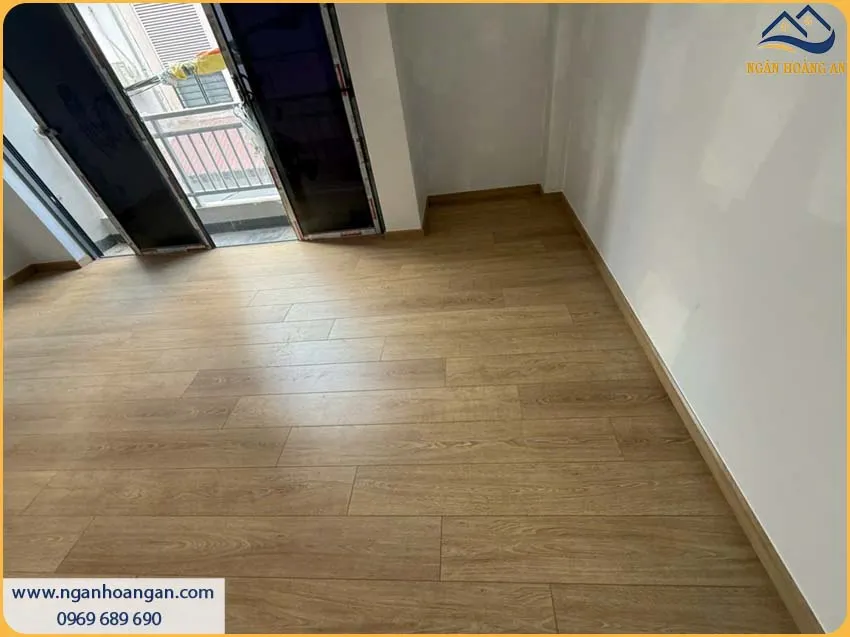 Căn Hộ Thi Công Lót Sàn Gỗ Công Nghiệp CamSan Giá Thành Hợp Lý