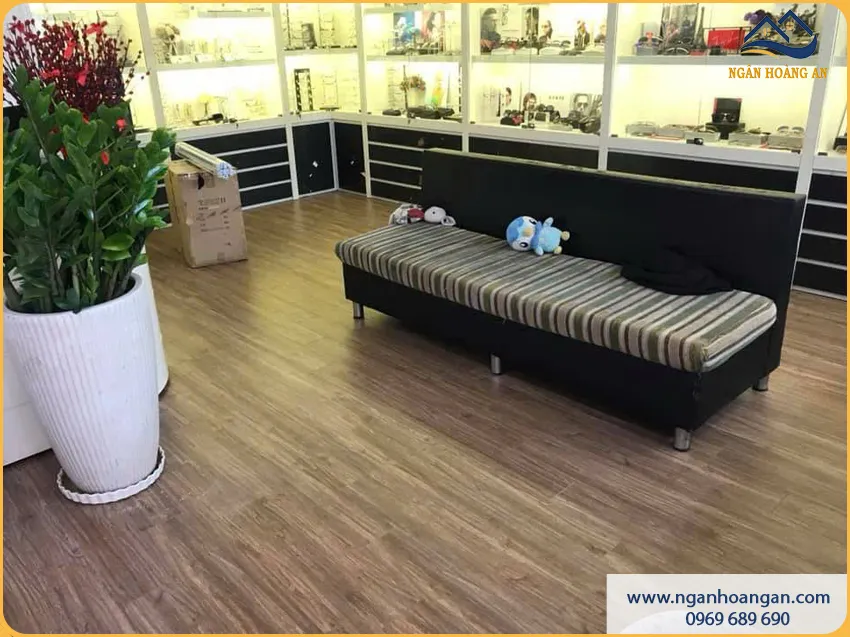 Sàn Gỗ Công Nghiệp Lát Cửa Hàng Dễ Bảo Dưỡng