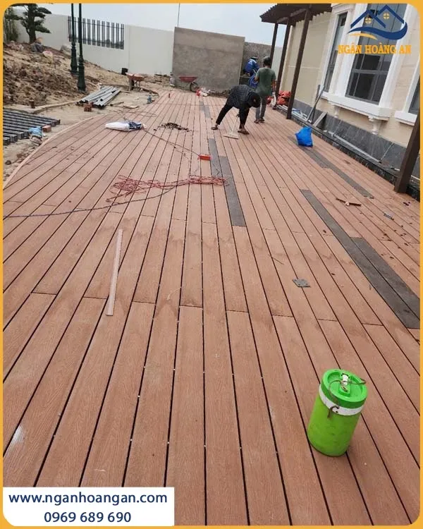 Lót Sàn Gỗ Nhựa Ngoài Trời Kosmos Chịu Được Nắng Mưa, Có Độ Bền Cao