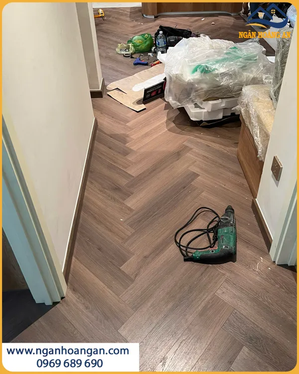 Sàn Gỗ Xương Cá Charmwood D3413 Lát Chung Cư Dễ Vệ Sinh