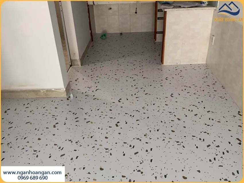 Sàn Nhựa Dán Keo Cho Nhà Bếp Đi Lại Êm Chân