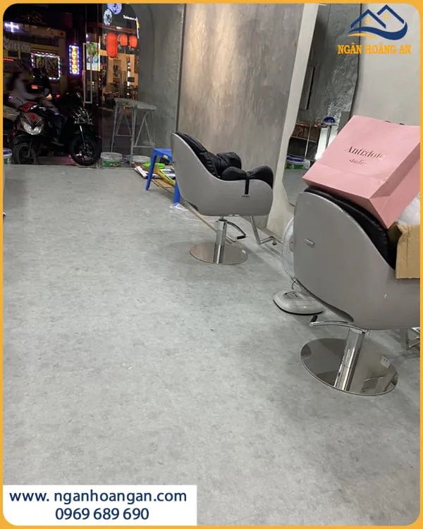 Sàn Nhựa Dán Keo Chống Trơn Trượt Phù Hợp Cho Salon Tóc