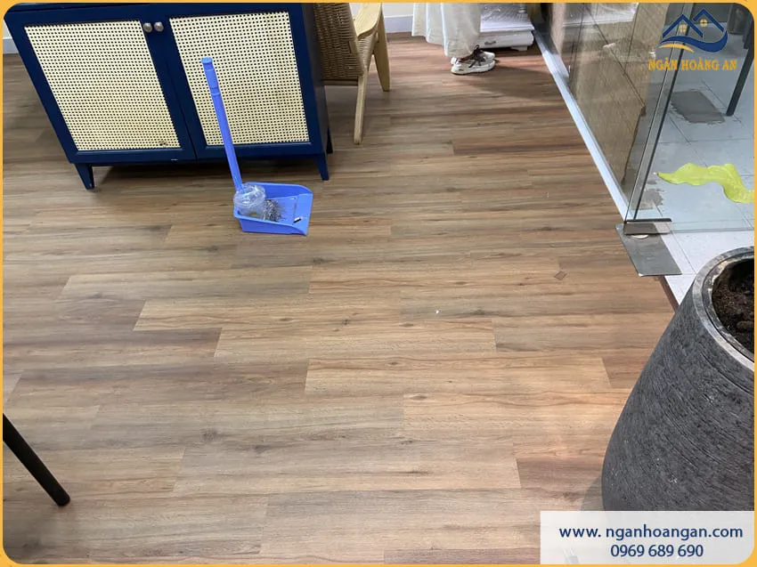 Sàn Nhựa Dán Keo Giải Pháp Lát Sàn Tiết Kiệm