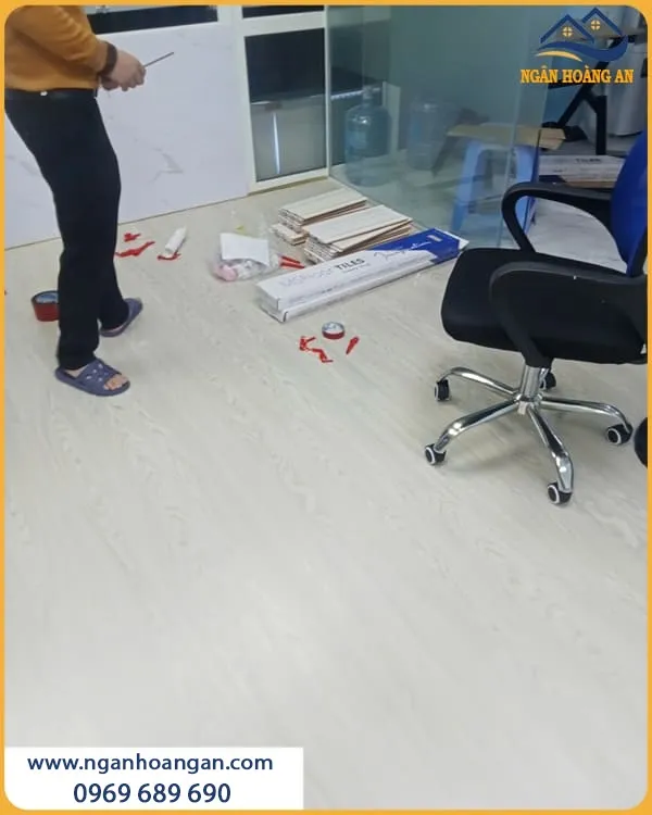 Sàn Nhựa Dán Keo – Giải Pháp Sạch Đẹp Cho Mọi Nhà