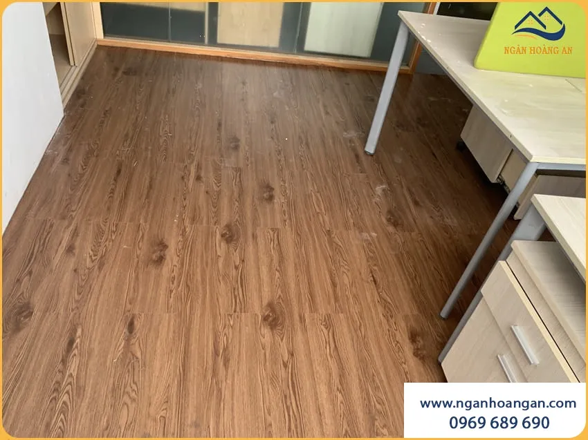 Sàn Nhựa Dán Keo – Giải Pháp Thẩm Mỹ Và Tiết Kiệm 