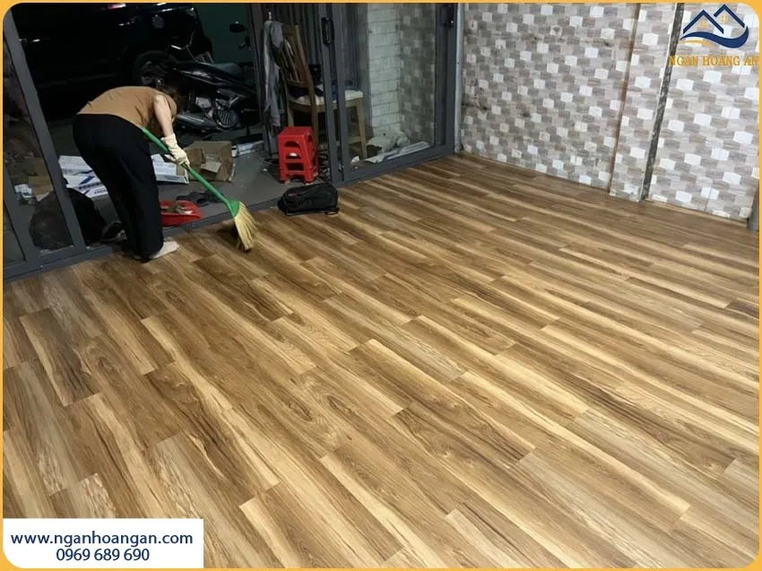 Sàn Nhựa Dán Keo Lát Phòng Khách Ít Bám Bụi