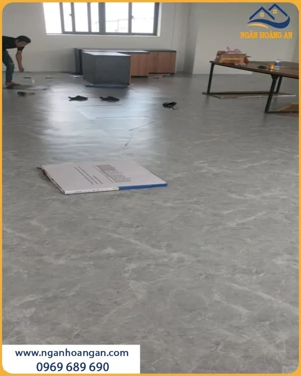 Thi Công Sàn Nhựa Dán Keo Cho Khu Làm Việc Nhân Viên