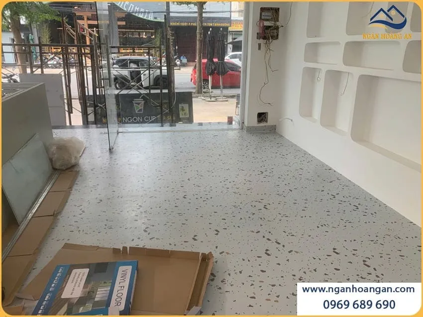 Sàn Nhựa Dán Keo THFloor W309 Lót Sàn Cửa Hàng Thực Tế