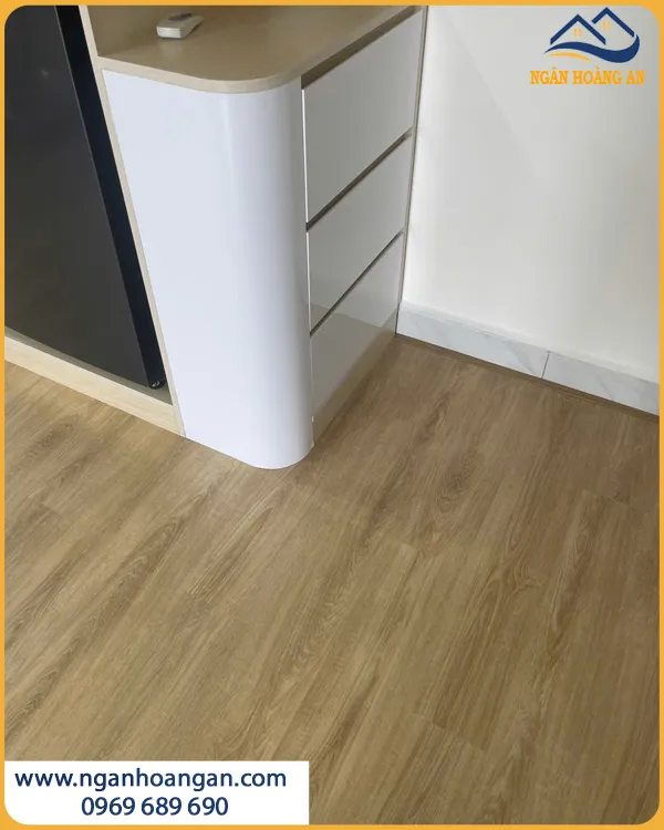 Sàn Nhựa Hèm Khoá THFloor HS8004 Lát Chung Cư Dễ Bảo Dưỡng