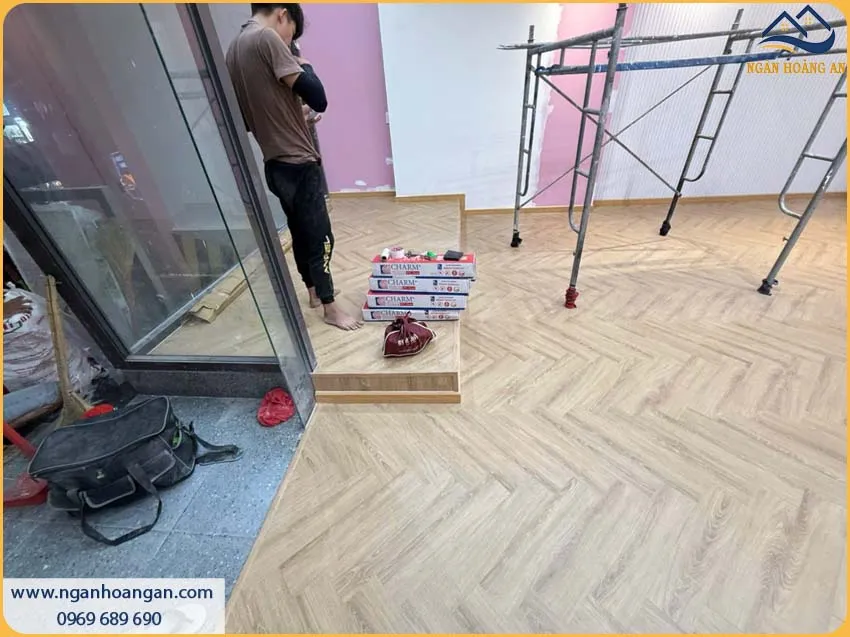 Sàn Nhà Được Lót Sàn Nhựa Xương Cá Charmwood An Toàn Sức Khỏe