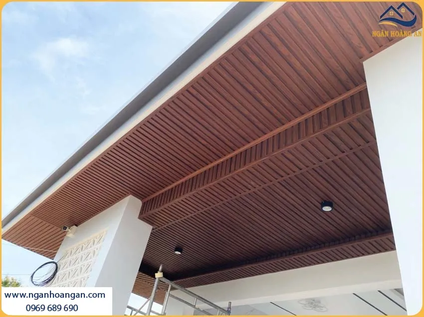 Thi Công Ốp Trần Tấm Nhựa Lam Sóng Kosmos Chắc Chắn Cho Không Gian