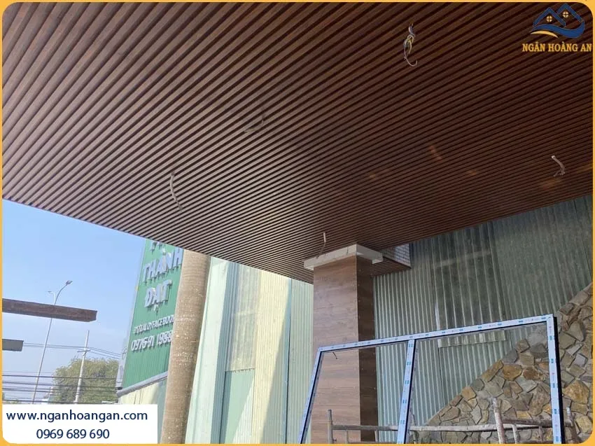 Khách Hàng Ưa Chuộng Lam Sóng Giả Gỗ 3SC30-09 Ốp Trần Cho Nhà Ở