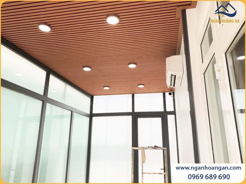 Tấm Lam Sóng Kosmos Light Wood Thi Công Ốp Trần Ngoài Trời