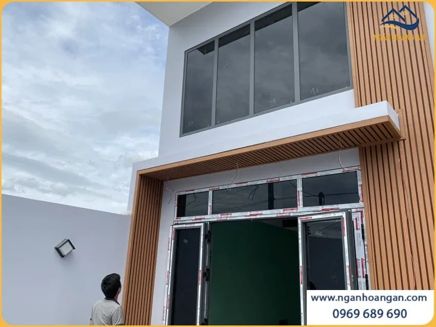 Tấm Lam Sóng Ngoài Trời Kosmos Light Wood Ốp Mặt Tiền Nhà