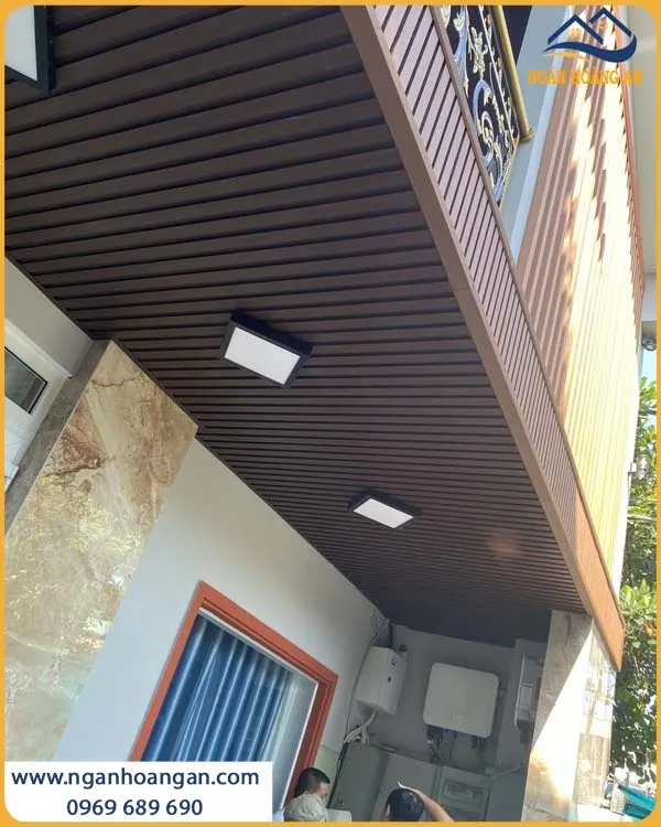 Trần Nhà Được Ốp Bởi Lam Sóng Thấp Giả Gỗ Kosmos Độc Đáo