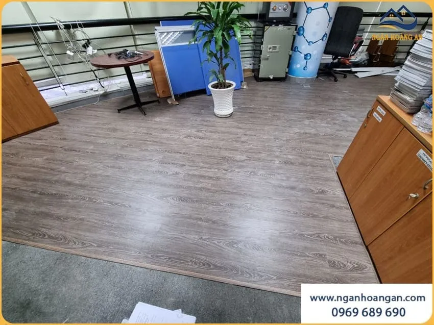 Tăng Thẩm Mỹ Văn Phòng Với Sàn Nhựa Hèm Khoá