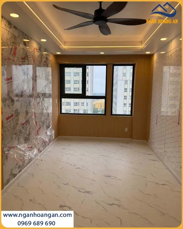 Phòng Khách Được Ốp Tường Bằng Tấm Than Tre iWood Và Lam Sóng
