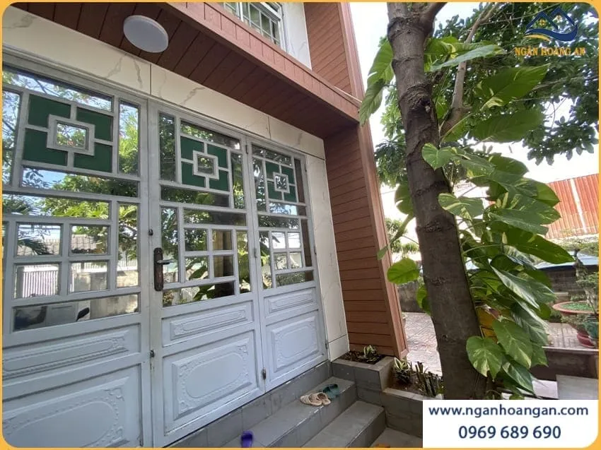 Thi Công Gỗ Nhựa Ngoài Trời Kosmos Cho Mặt Tiền Nhà Ở