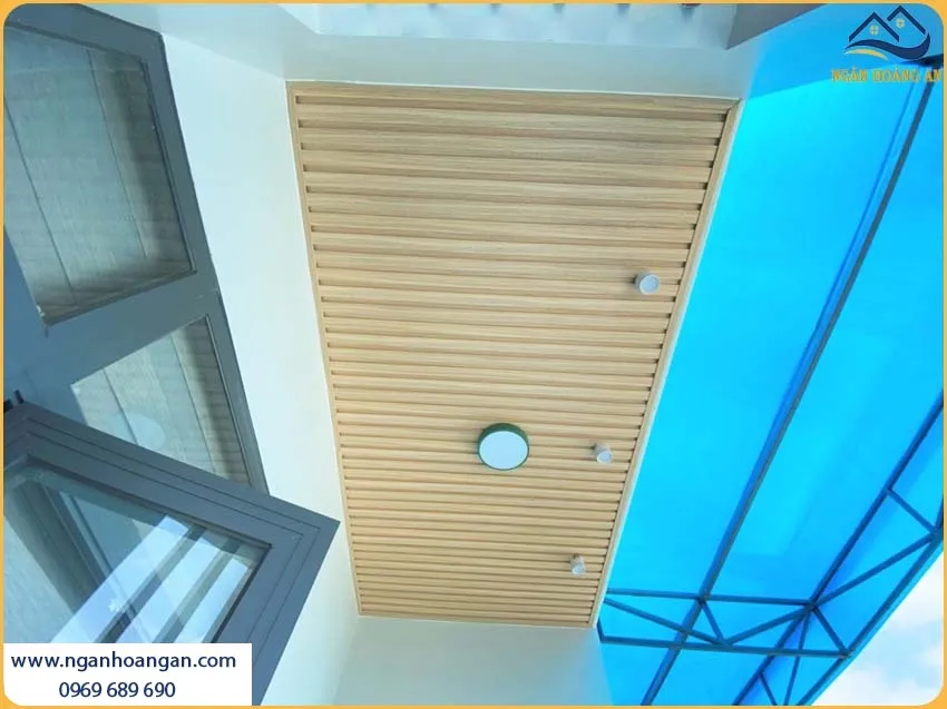 Trần Nhà Được Ốp Bởi Lam Sóng Thấp Giả Gỗ Kosmos Độc Đáo Trần Nhà Được Ốp Bởi Lam Sóng Thấp Giả Gỗ Kosmos Độc Đáo