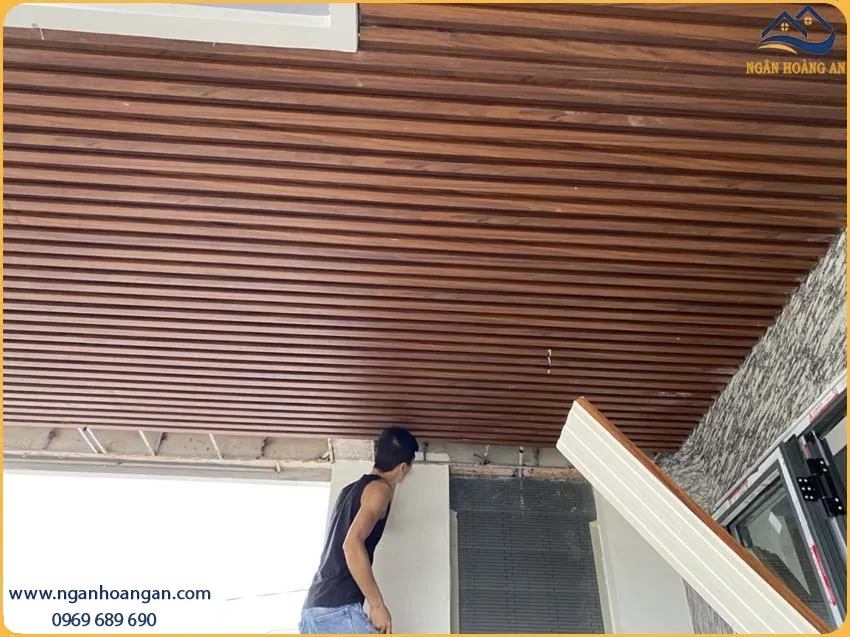 Trần Nhà Được Ốp Bởi Lam Sóng Cao Giả Gỗ Kosmos Độc Đáo