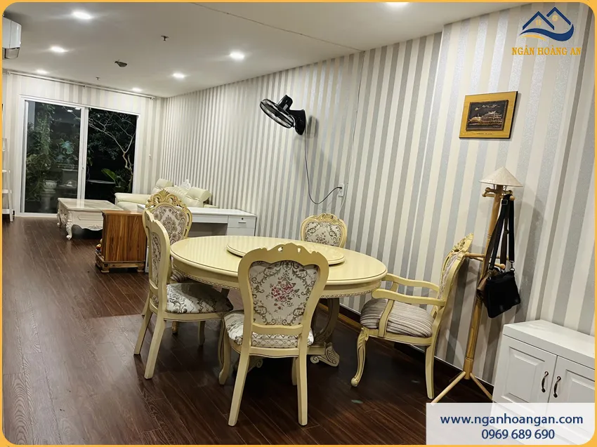 Thi Công Lát Sàn Gỗ Công Nghiệp Cho Nhà Bếp Dễ Vệ Sinh