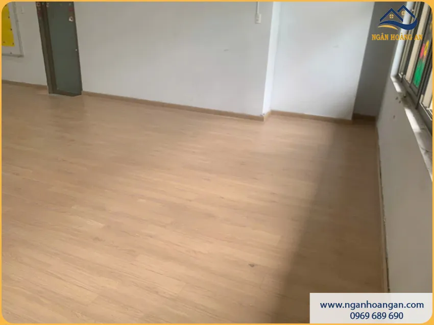 Thi Công Lát Sàn Gỗ Công Nghiệp Cho Lớp Học Nhanh Gọn Thi Công Lát Sàn Gỗ Công Nghiệp Cho Lớp Học Nhanh Gọn