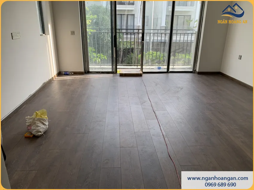 Thi Công Lát Sàn Gỗ Công Nghiệp Cho Phòng Khách Dễ Vệ Sinh