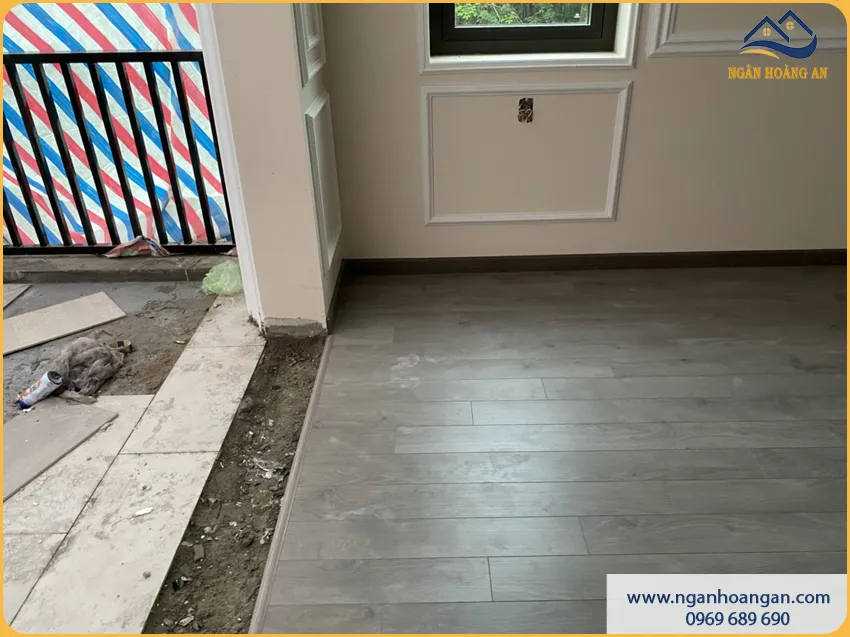 Thi Công Lát Sàn Gỗ Công Nghiệp Cho Phòng Khách Giá Rẻ