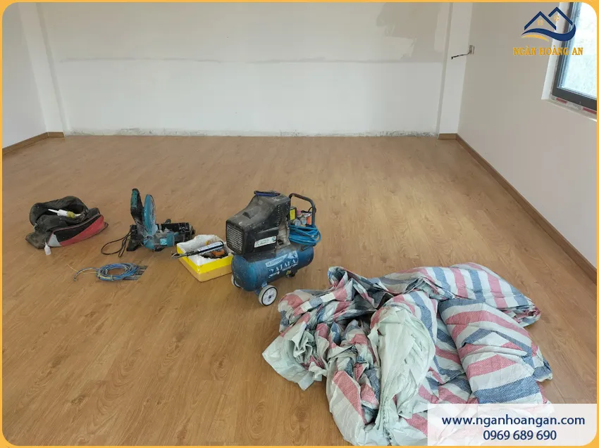 Thi Công Lát Sàn Gỗ Công Nghiệp Cho Phòng Khách Nhanh Gọn