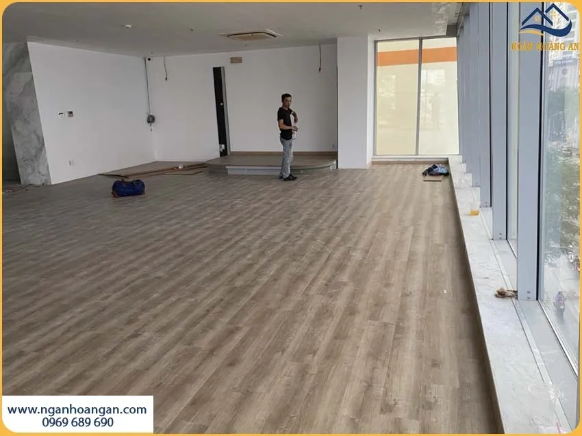 Thi Công Lát Sàn Nhựa Hèm Khoá Cho Công Ty Giá Tốt Thi Công Lát Sàn Nhựa Hèm Khoá Cho Công Ty Giá Tốt