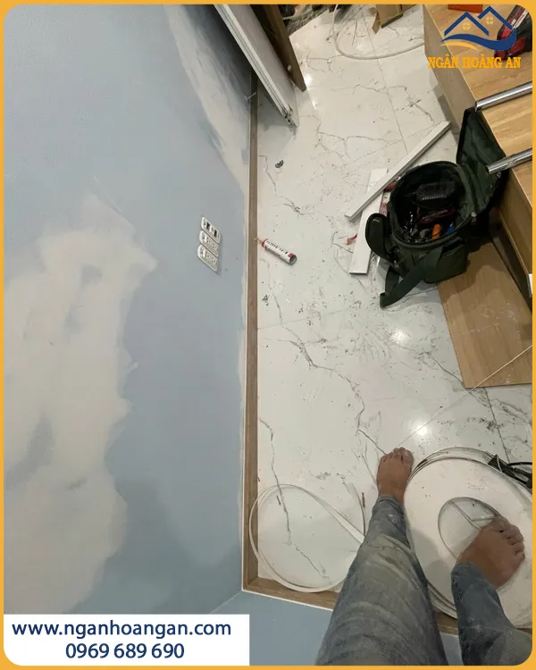 Thi Công Len Chân Tường Giả Gỗ Cho Căn Hộ