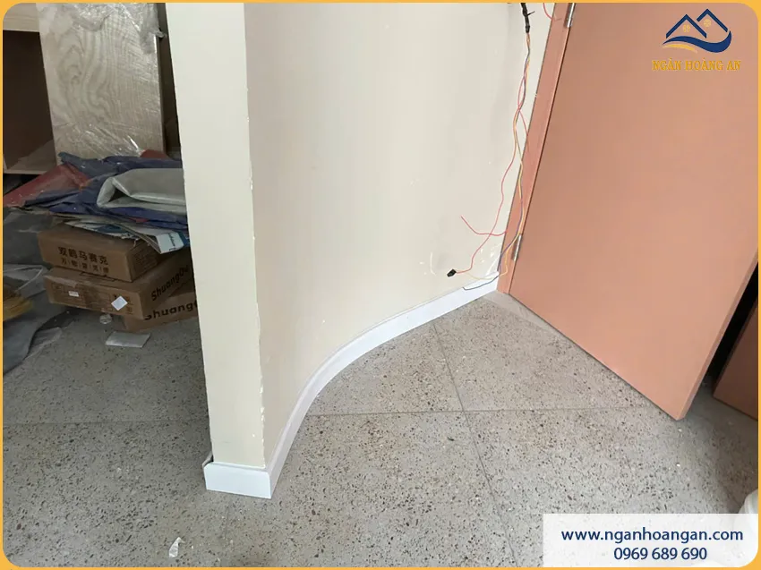 Thi Công Len Chân Tường LP2 Hoàn Thiện Tỉ Mỉ Từng Chi Tiết