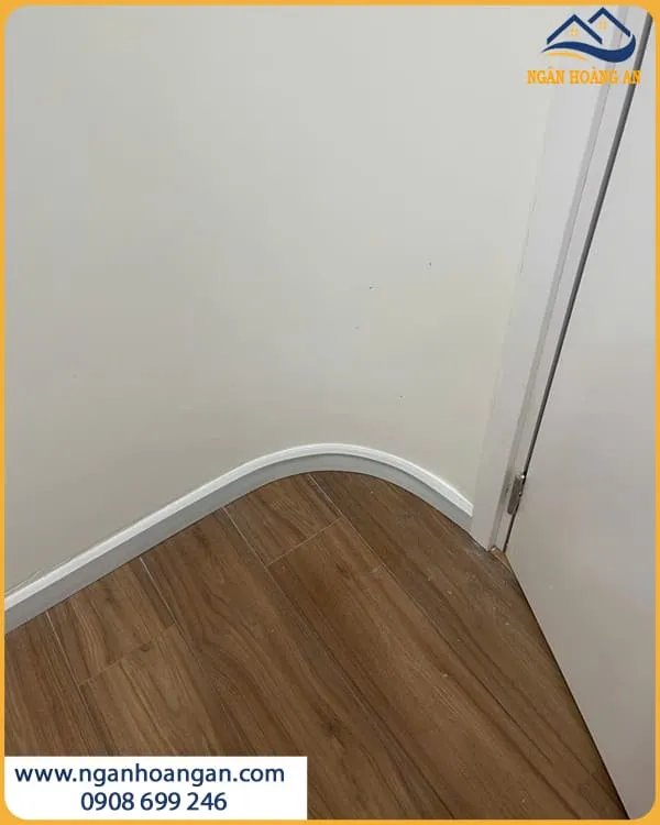 Thi Công Len Chân Tường PVC 775 Cho Phòng Ngủ Đẹp