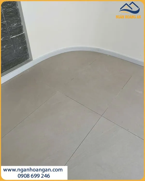 Thi Công Len Chân Tường PVC 775 Sang Trọng