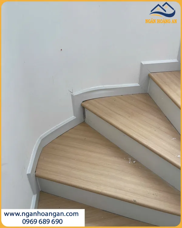 Thi Công Len Chân Tường PVC755 Chuyên Nghiệp