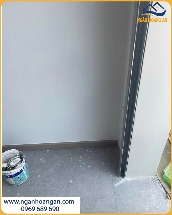 Thi Công Len Chân Tường PVC767 Nhanh Chóng Và Chính Xác Thi Công Len Chân Tường PVC767 Nhanh Chóng Và Chính Xác