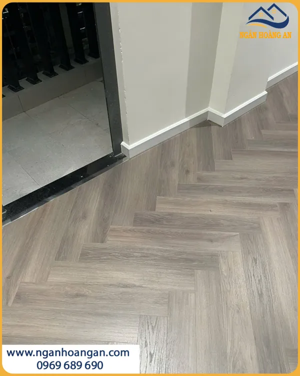 Thi Công Lót Sàn Gỗ Xương Cá Charmwood D3411 Chuyên Nghiệp