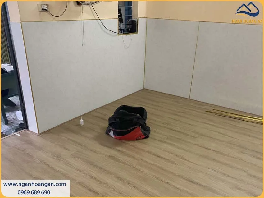 Nẹo Sàn Nhựa Thường Được Lắp Đặt Gần Cửa Ra Vào Nẹo Sàn Nhựa Thường Được Lắp Đặt Gần Cửa Ra Vào