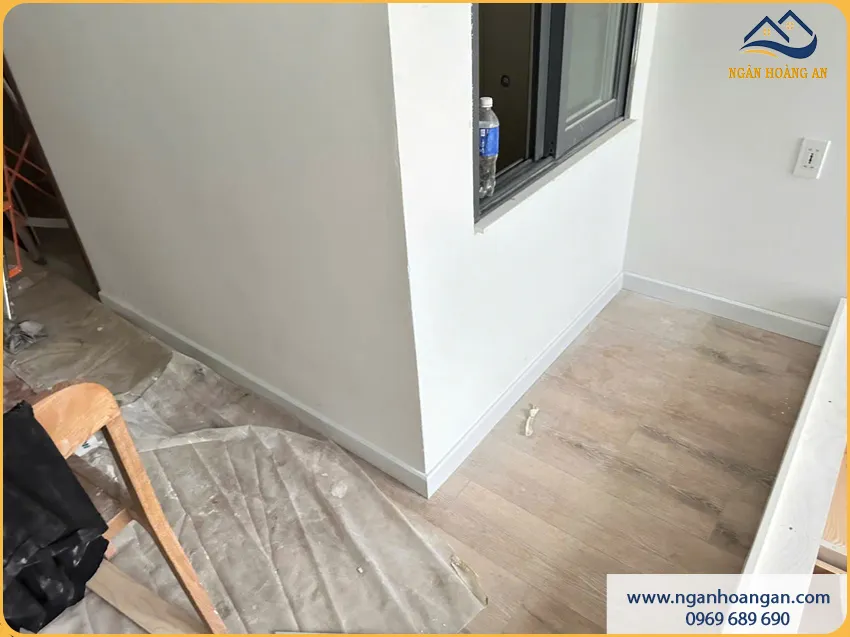 Thi Công Nhanh Chóng Len Chân Tường LP2 Chất Lượng Cao